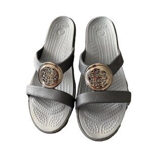 CROCS Sanrah Women Size 8 Gold Medallion Ring Wedge Flip Black Thong Sandals
